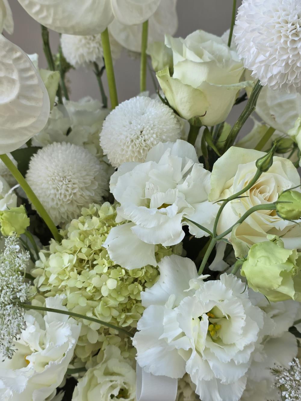 Noble White Arragement 